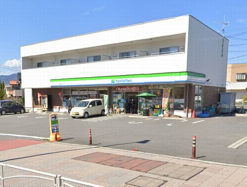 【コンビニエンスストア】ファミリーマート伊勢原高森三丁目店まで747ｍ