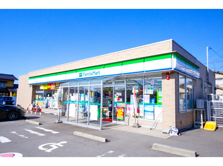 【コンビニエンスストア】ファミリーマート　金沢涌波三丁目店まで467ｍ