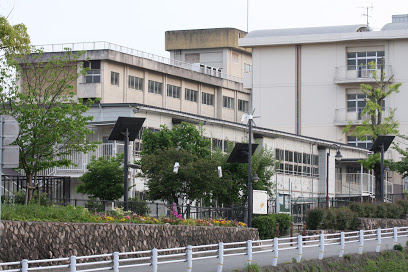 【小学校】宝塚第一小学校まで1081ｍ