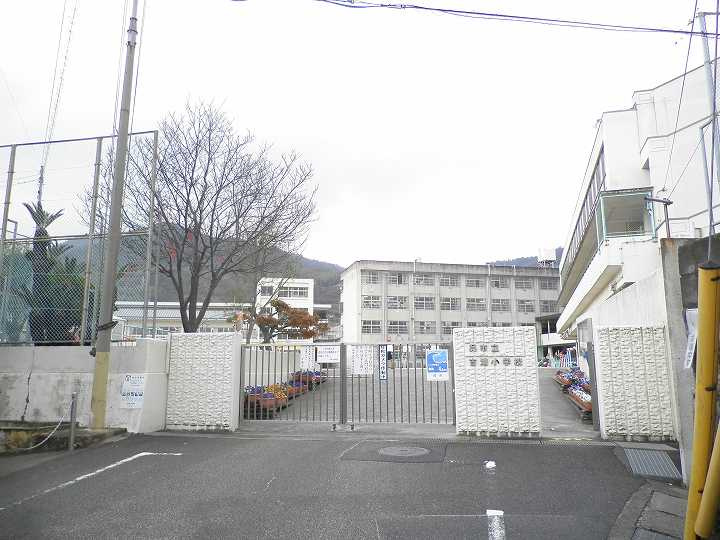 【小学校】吉浦小学校まで505ｍ