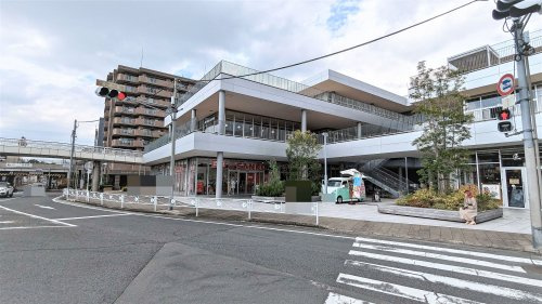 【スーパー】ライフ　トナリエ大和高田店まで594ｍ