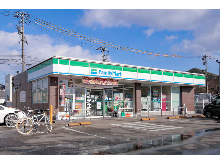 【コンビニエンスストア】ファミリーマート　窪四丁目店まで883ｍ