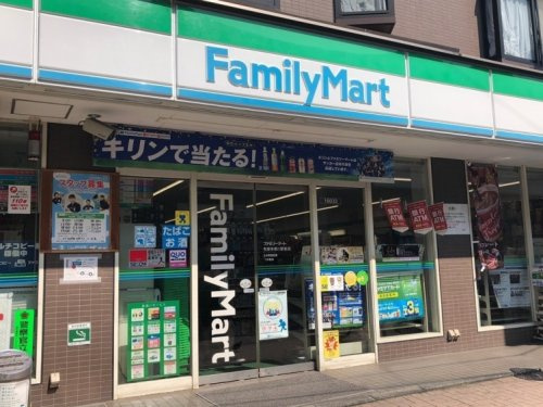 【コンビニエンスストア】ファミリーマート　和泉多摩川駅前店まで1204ｍ