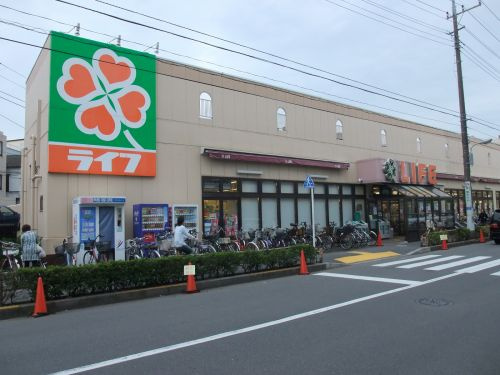 【スーパー】ライフ　中野新井店まで660ｍ