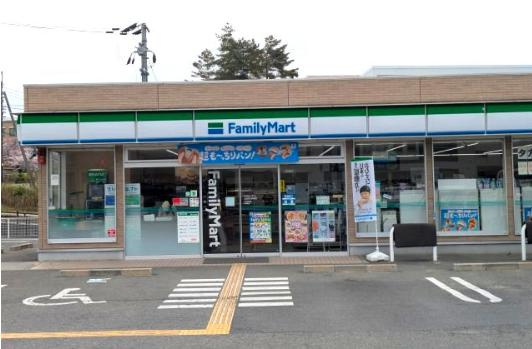 【コンビニエンスストア】ファミリーマート　上牧町三軒屋店まで579ｍ