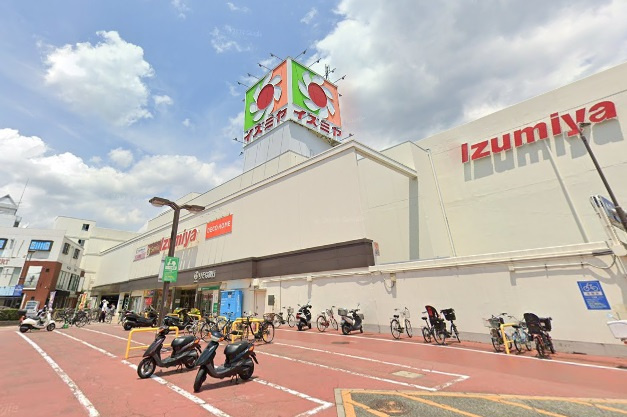 【スーパー】イズミヤ　多田店まで835ｍ