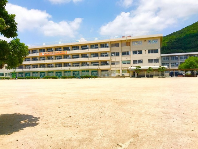 【小学校】岡山市立芥子山小学校まで986ｍ
