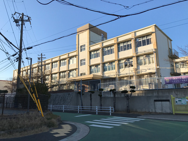 【小学校】神戸市立小束山小学校まで910ｍ