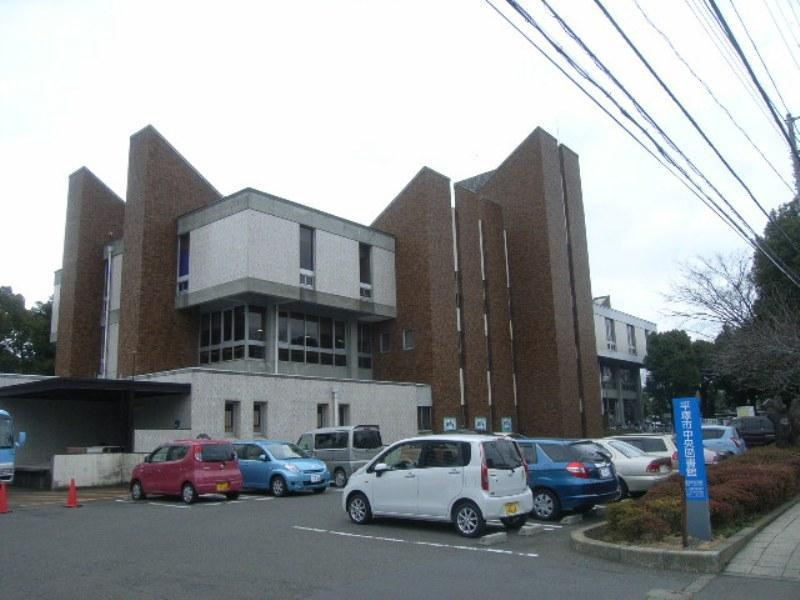 【図書館】平塚市　中央図書館まで877ｍ