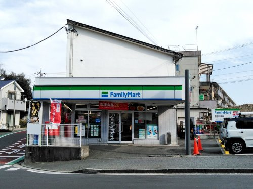 【コンビニエンスストア】ファミリーマート　竹山団地店まで150ｍ
