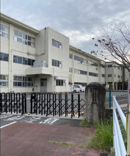 【小学校】野洲市立三上小学校まで876ｍ