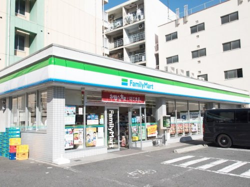 【コンビニエンスストア】ファミリーマート　浪速塩草店まで681ｍ