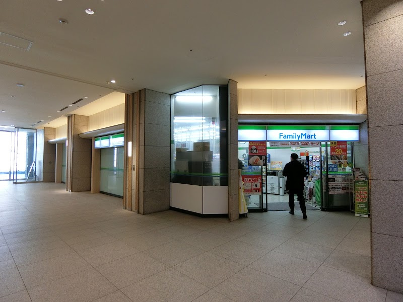 【コンビニエンスストア】ファミリーマート　世田谷ビジネススクエア店まで784ｍ