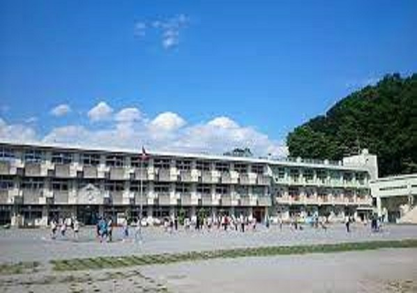 【小学校】津久井中央小学校まで1ｍ