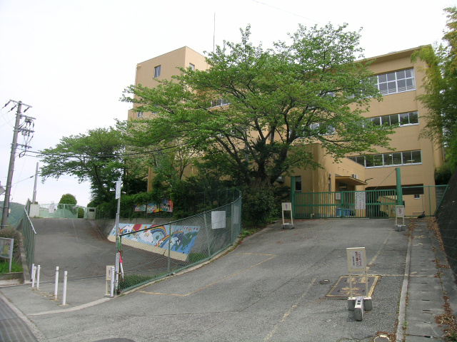 【小学校】宝塚市立　長尾台小学校まで490ｍ