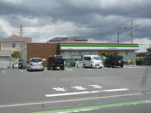 【コンビニエンスストア】ファミリーマート　草加新里町店まで300ｍ