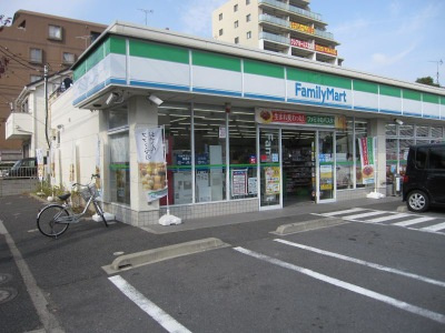 【コンビニエンスストア】ファミリーマート　加平三丁目店まで428ｍ