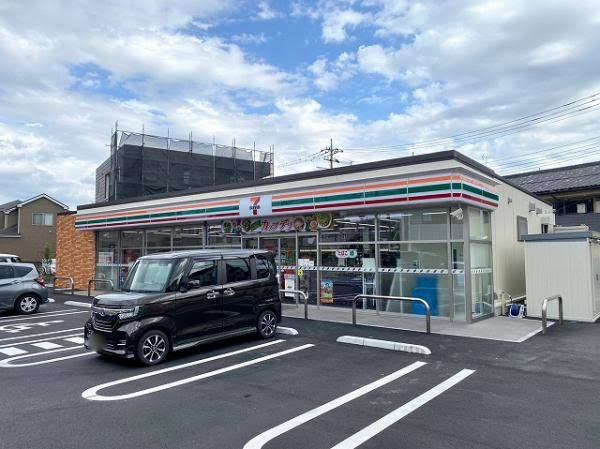 【コンビニエンスストア】セブンイレブン　草加八幡町店まで717ｍ