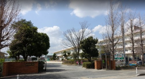 【小学校】吉川市立関小学校まで689ｍ