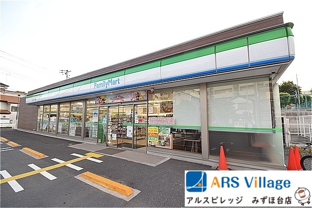 【コンビニエンスストア】ファミリーマート　朝霞本町三丁目店まで321ｍ