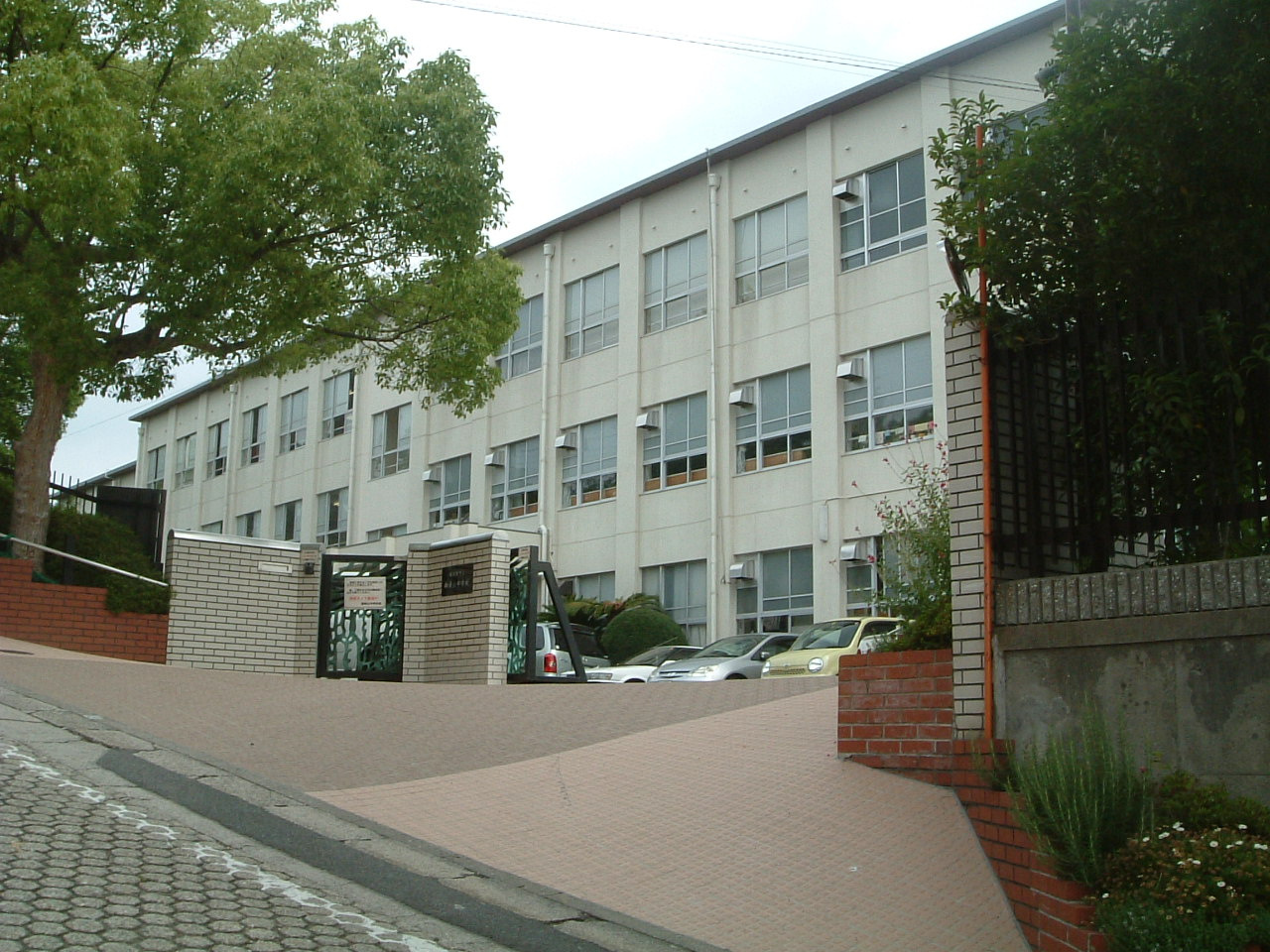 【中学校】御幸山中学校まで1760ｍ