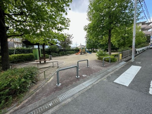 【公園】東泉丘4丁目第1公園まで126ｍ