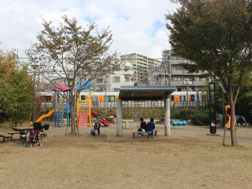 【公園】池袋本町電車の見える公園まで605ｍ