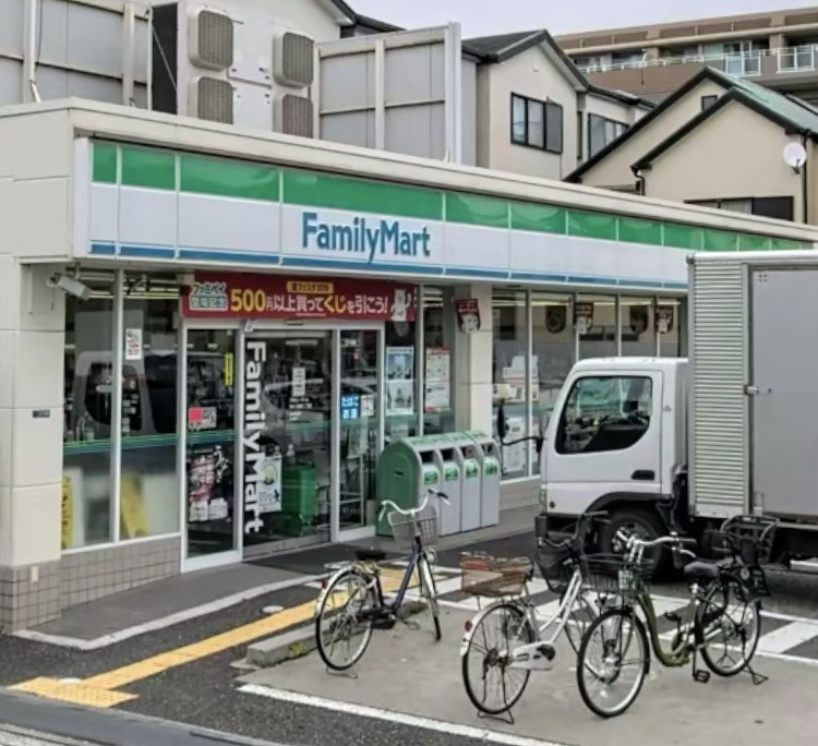 【コンビニエンスストア】ファミリーマート　尼崎三反田町二丁目店まで352ｍ