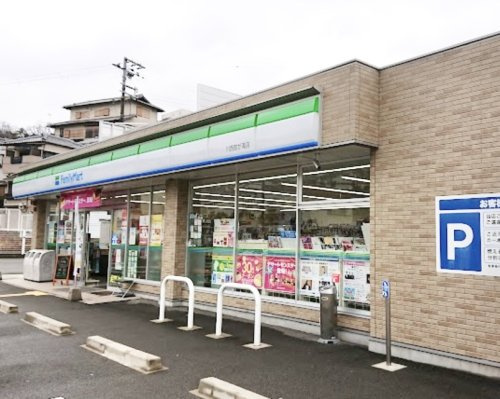 【コンビニエンスストア】ファミリーマート　川西鼓が滝店まで440ｍ