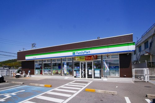 【コンビニエンスストア】ファミリーマート　和歌山岡崎店まで484ｍ