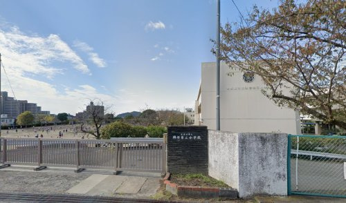 【小学校】各務原市立鵜沼第三小学校まで327ｍ
