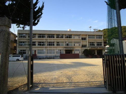 【小学校】三原市立　中之町小学校まで953ｍ