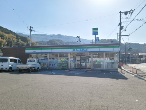 【コンビニエンスストア】ファミリーマート　海南重根店まで572ｍ