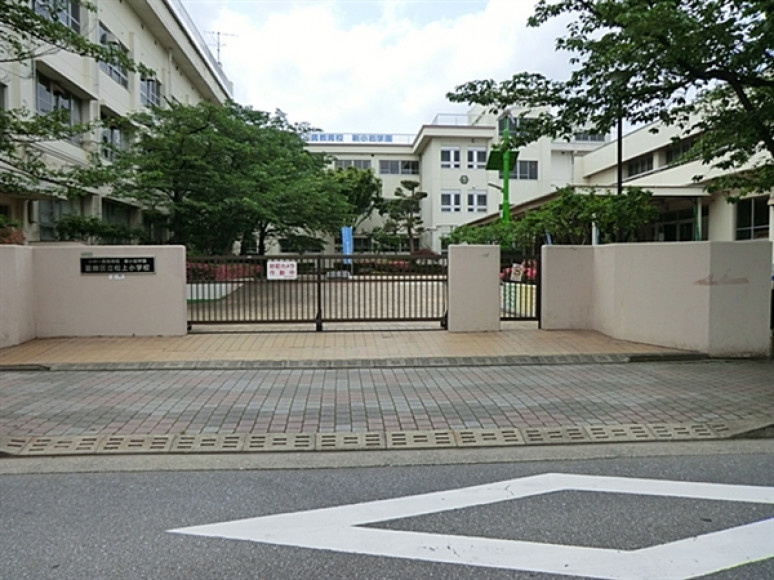 【小学校】葛飾区立松上小学校まで560ｍ