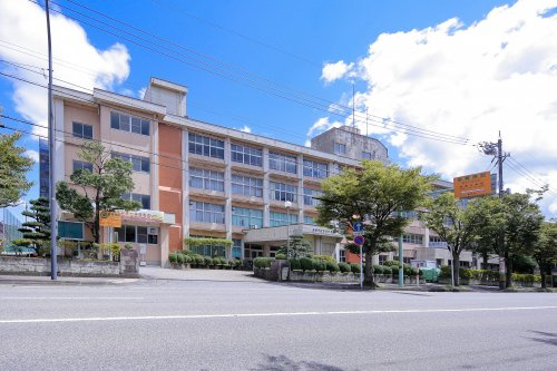 【中学校】高岡市立芳野中学校まで156ｍ