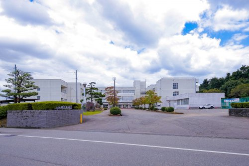 【中学校】富山市立大沢野中学校まで700ｍ