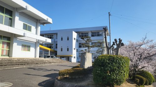【小学校】三豊市立松崎小学校まで549ｍ