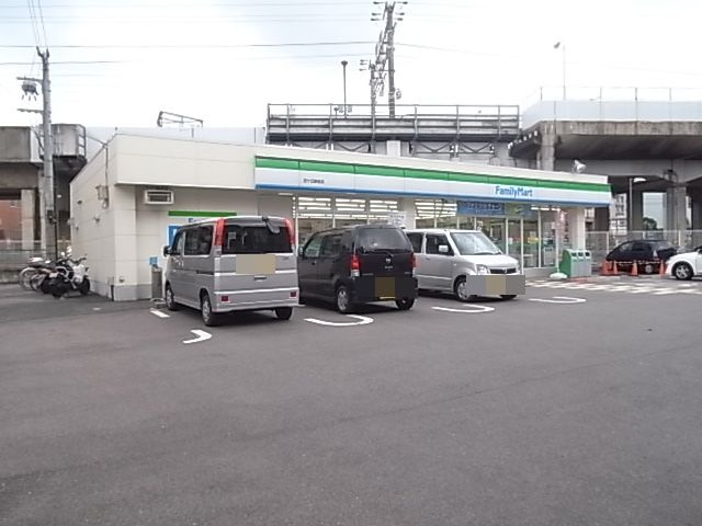 【コンビニエンスストア】ファミリーマート忍ケ丘駅前店まで544ｍ
