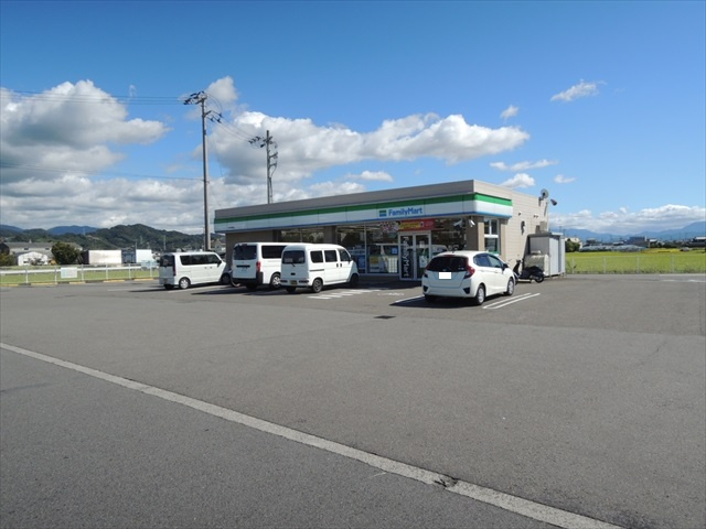 【コンビニエンスストア】ファミリーマート松山和気店まで980ｍ