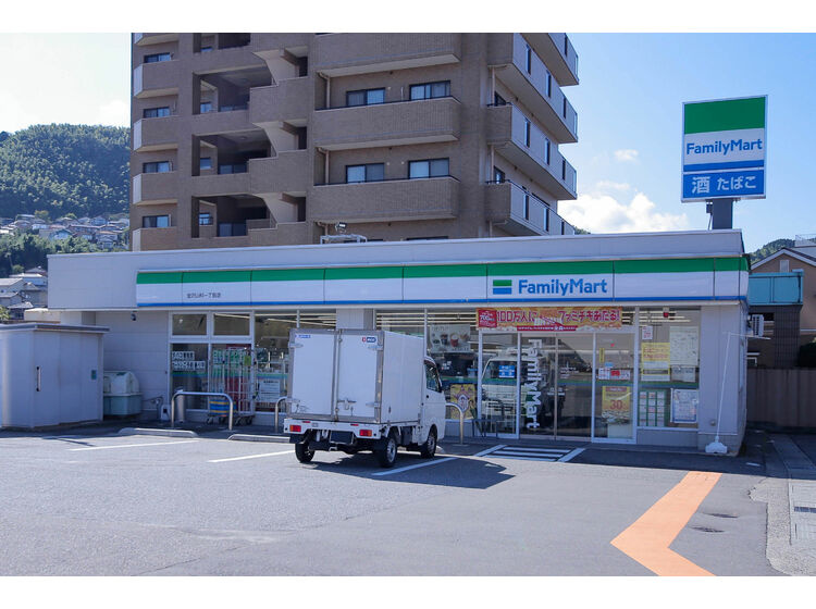 【コンビニエンスストア】ファミリーマート金沢山科一丁目店まで885ｍ