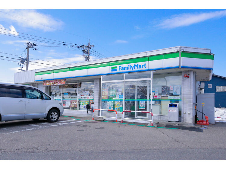 【コンビニエンスストア】ファミリーマート鶴来店まで823ｍ