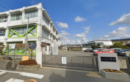【小学校】岩出市立山崎小学校まで560ｍ