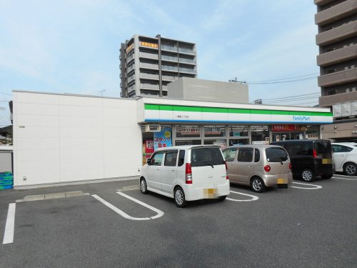 【コンビニエンスストア】ファミリーマート　八幡東二丁目店まで707ｍ