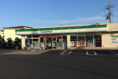 【コンビニエンスストア】ファミリーマート　八日市ひばり丘店まで904ｍ