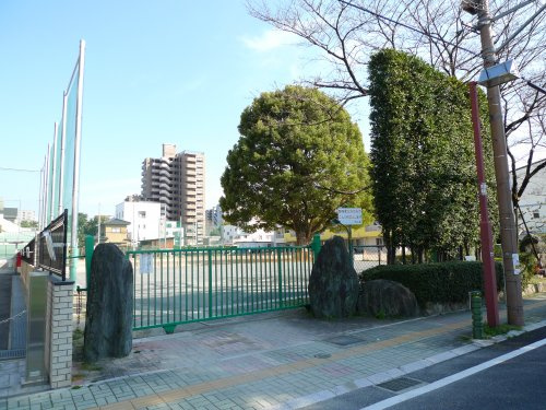 【小学校】日吉小学校まで204ｍ
