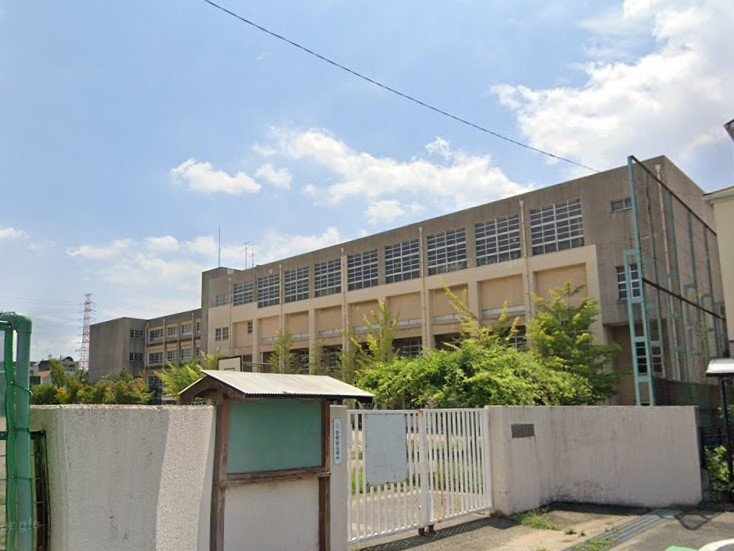 【小学校】尼崎市立武庫の里小学校まで610ｍ