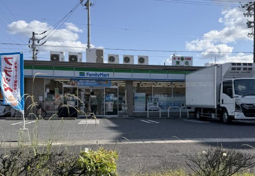 【コンビニエンスストア】ファミリーマート　名東延珠町店まで556ｍ