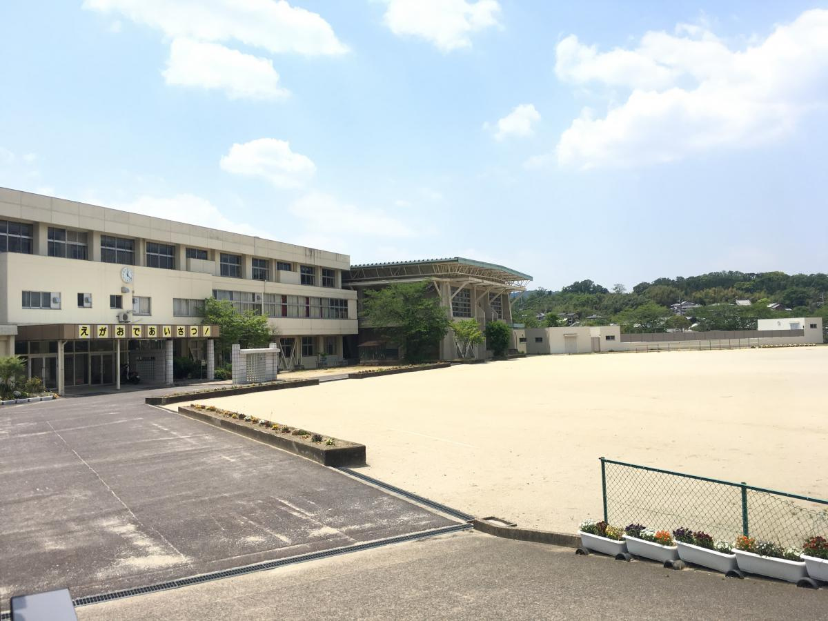 【小学校】上牧町立上牧第二小学校まで479ｍ