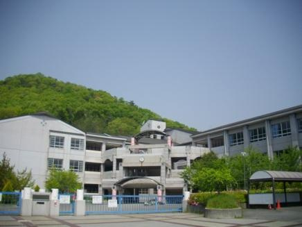 【小学校】川西市立　けやき坂小学校まで964ｍ