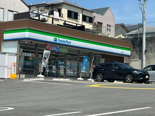 【コンビニエンスストア】ファミリーマート　川西萩原台店まで958ｍ